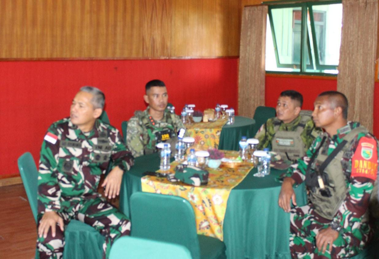 Kodim 1714/PJ dan Polri Kawal Wakil Gubernur Papua Tengah Tinjau Pembangunan Sekolah dan Serahkan Bantuan