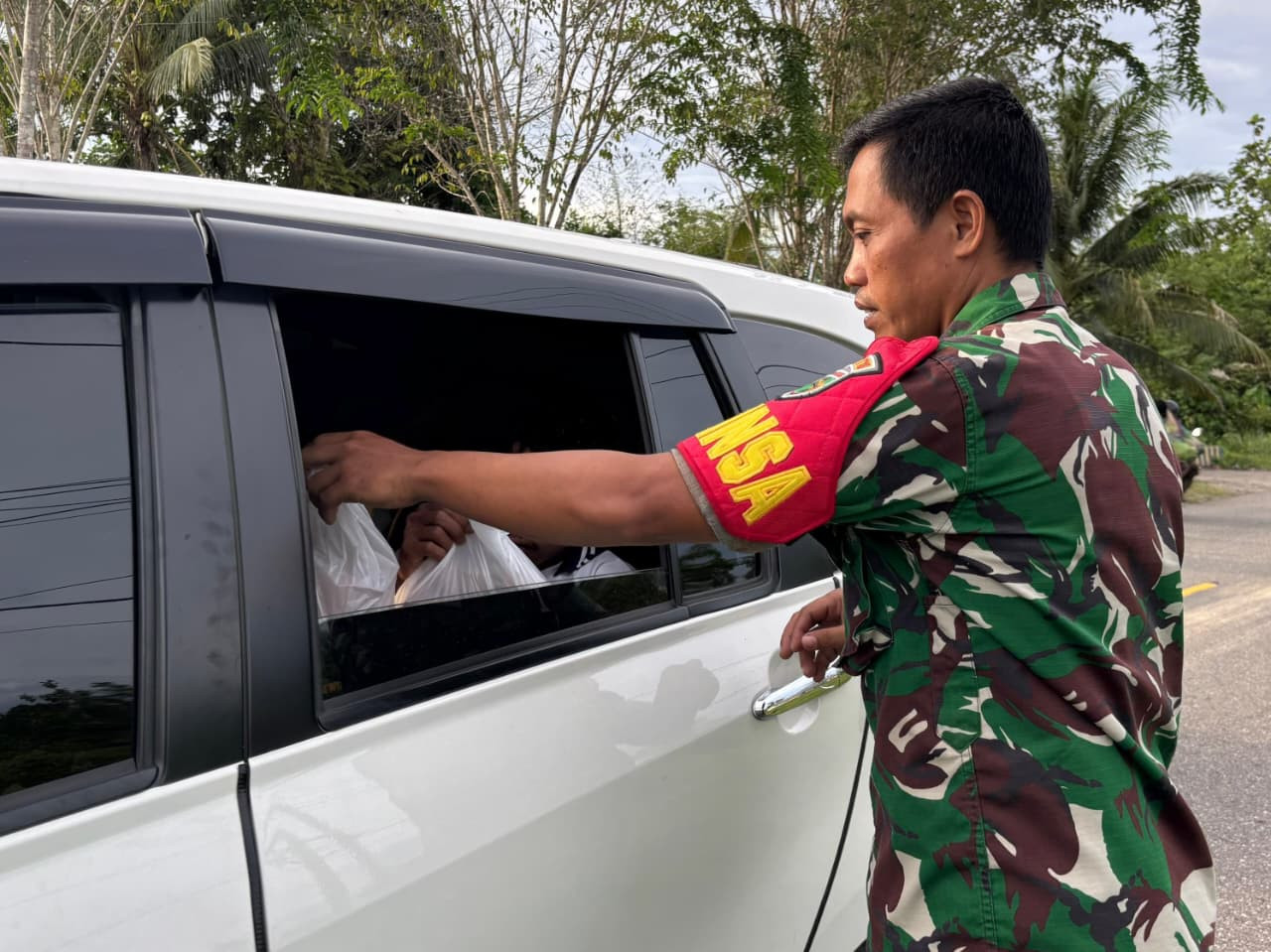 Ramadan Penuh Berkah, Koramil 1710-07/Mapurujaya Berbagi Takjil untuk Warga