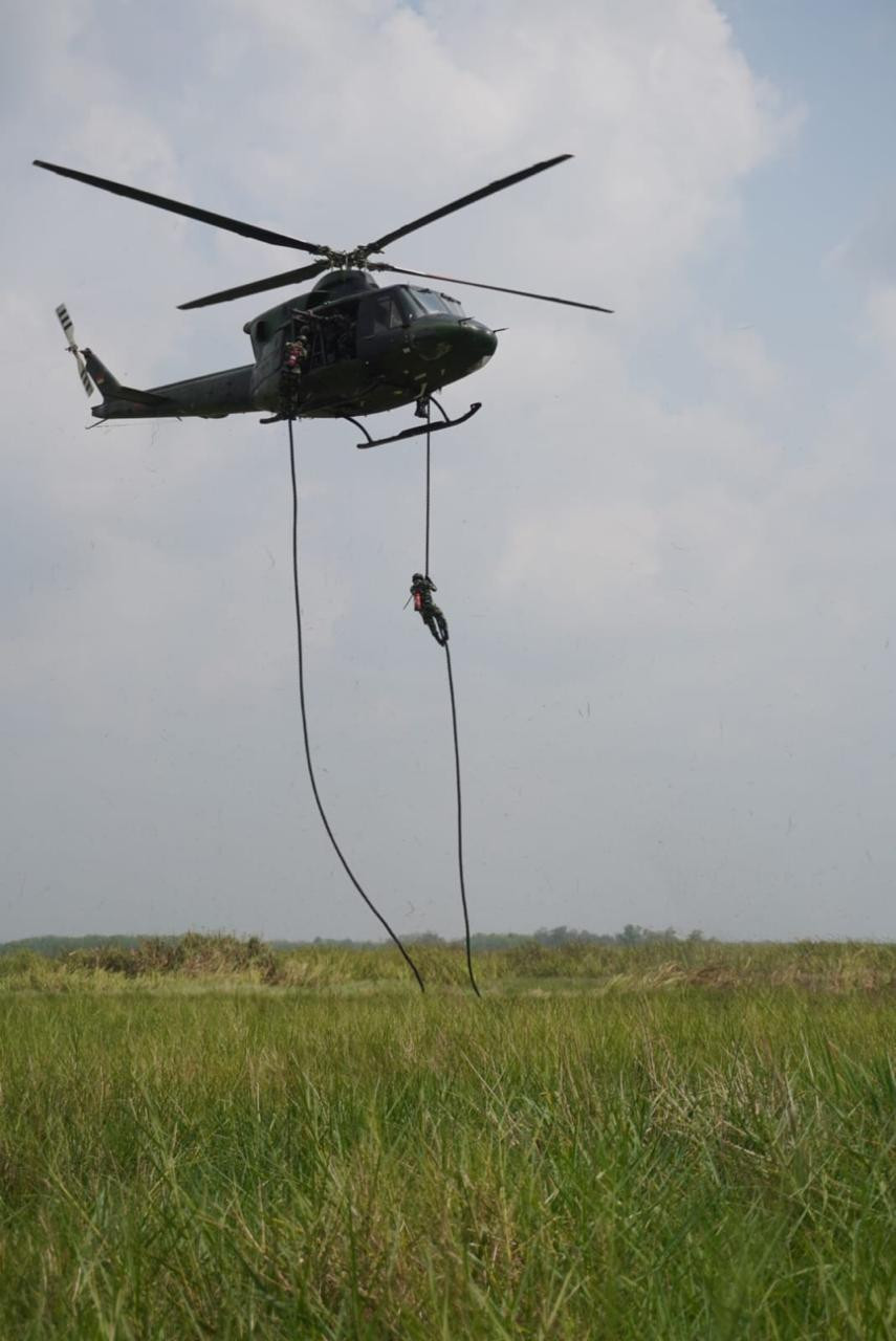 TNI Percepat Penanganan Karhutla Way Kambas, Tim Alfa Diterjunkan dari Udara