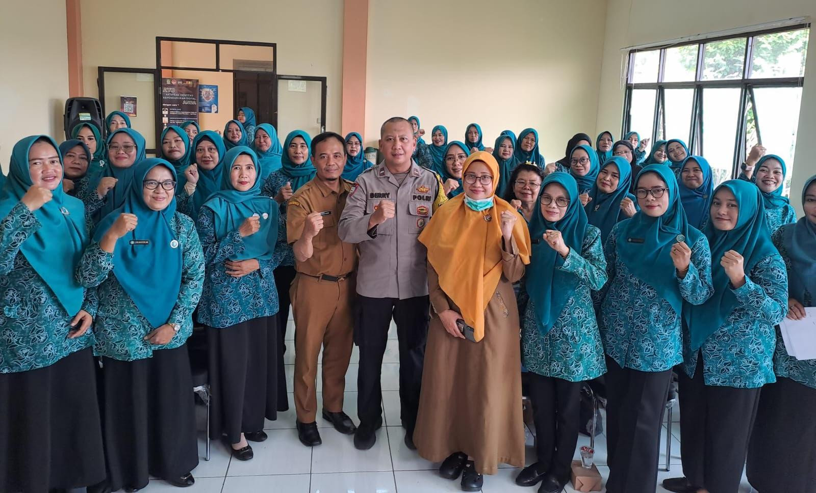 Bhabinkamtibmas Jatikarya Jadi Narasumber PKK, Ingatkan Bahaya Pinjol Ilegal dan Tawuran Remaja
