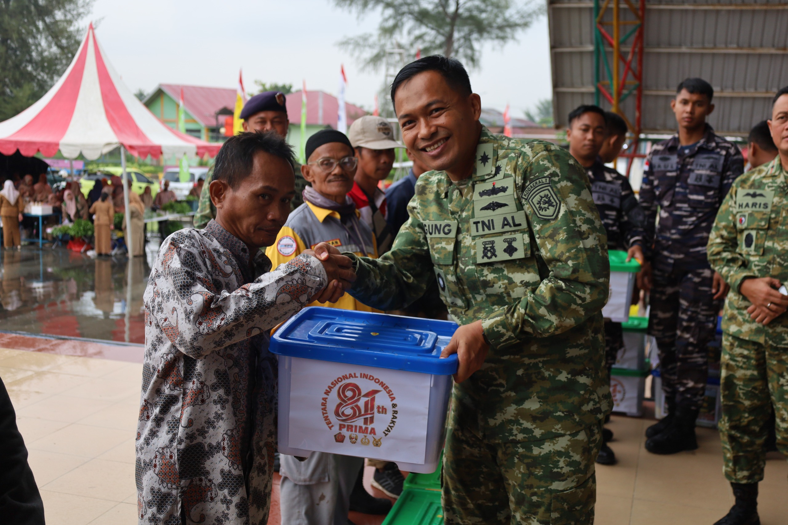Peringati HUT Ke-81 TNI, Lanal Dumai Selenggarakan Aksi Sosial Donor Darah, Bazar Murah dan Pembagian Sembako Bagi Masyarakat Kota Dumai
