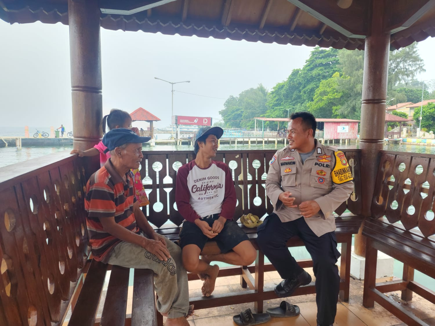 Sambangi Tokoh Masyarakat Pulau Pramuka, Bhabinkamtibmas Sosialisasikan Layanan Polisi 110 dan Perkuat Kamtibmas