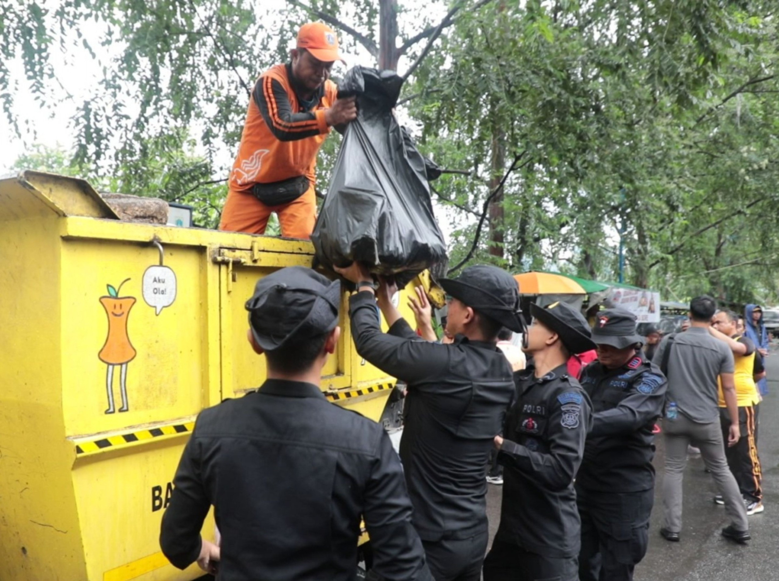 Detasemen Gegana Satbrimob PMJ Gelar “Jaga Jakarta Bersih” di Kali Grogol, Palmerah