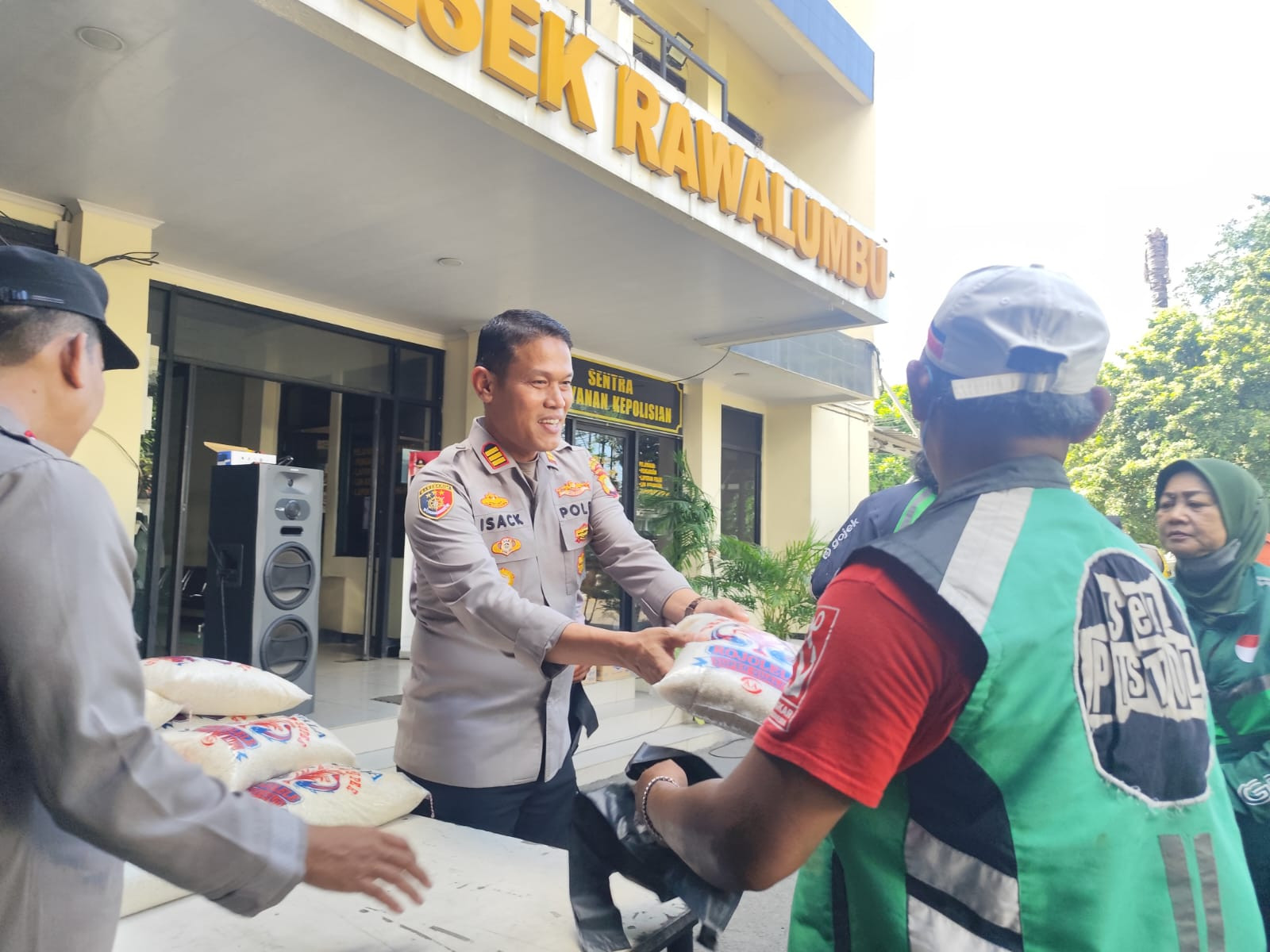 Jumat Berkah, Polsek Rawalumbu Berbagi untuk Masyarakat