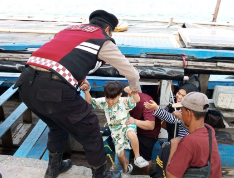 Jakarta On The Spot, Polres Kepulauan Seribu Hadir Humanis di Dermaga, Bantu Penumpang dan Sosialisasikan Layanan Polisi 110