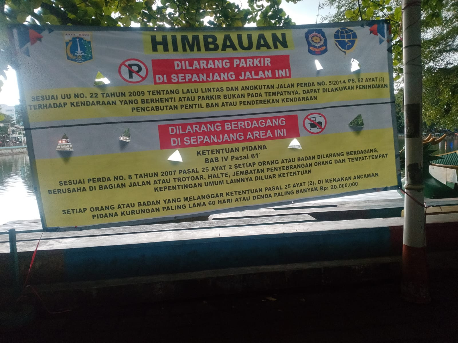 Satpol PP Jakut dan Tiga Pilar Tertibkan PKL serta Parkir Liar di Danau Sunter Meski Hujan Deras