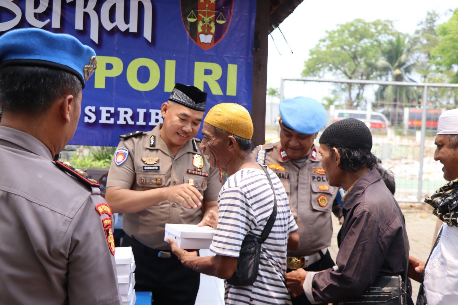 Jum’at Berkah Kadivpropam Polri di Polres Kepulauan Seribu, 210 Paket Nasi Dibagikan kepada Jamaah