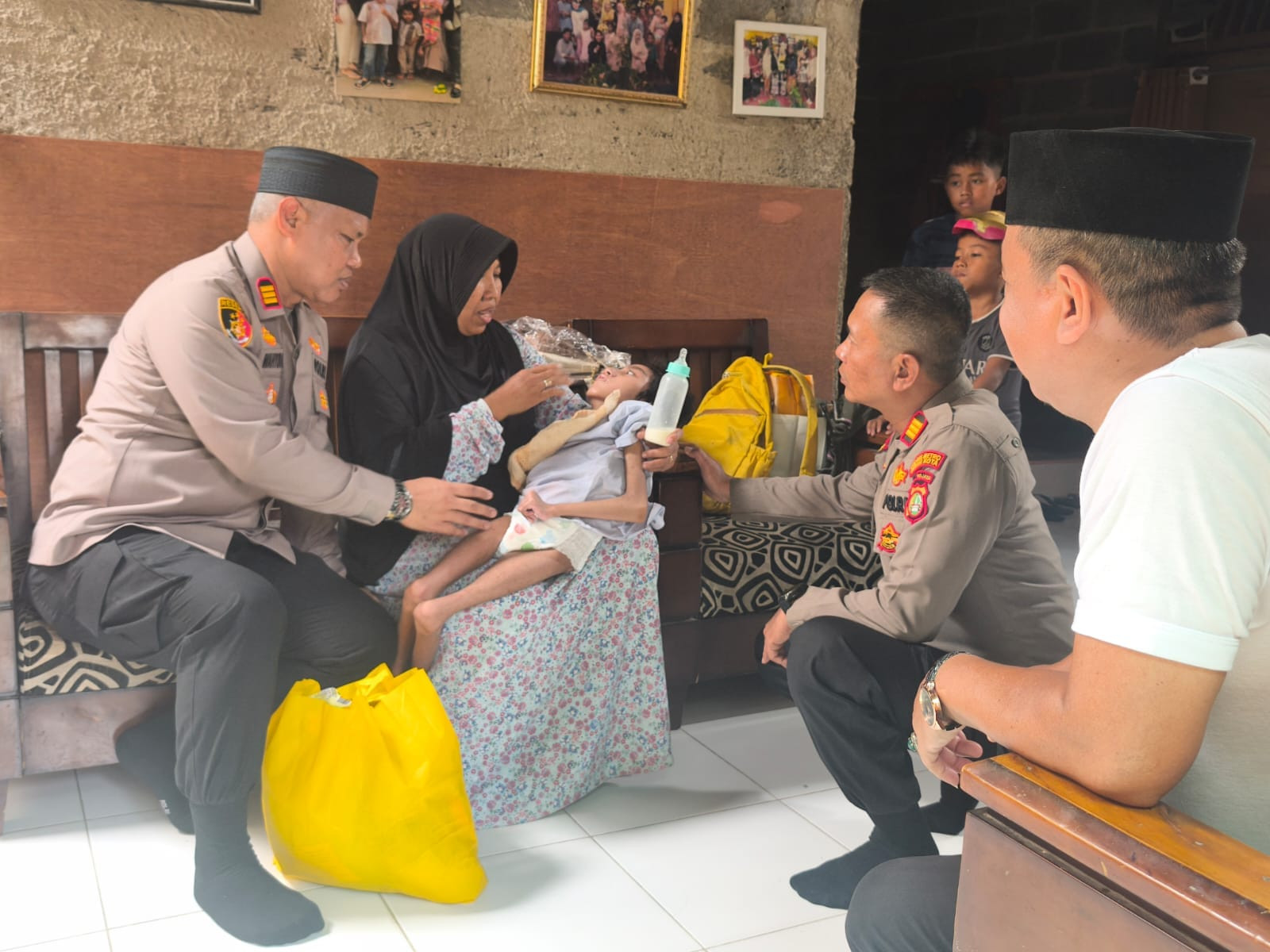 Jaga Jakarta On The Spot, Kapolsek Bekasi Barat Wujudkan Kepedulian kepada Warga Sakit dan Lansia