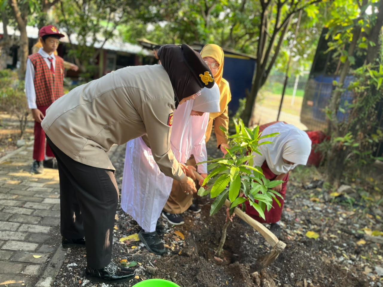 Tak Sekadar Jaga Keamanan, Polri Ajak Pelajar Peduli Pendidikan dan Lingkungan