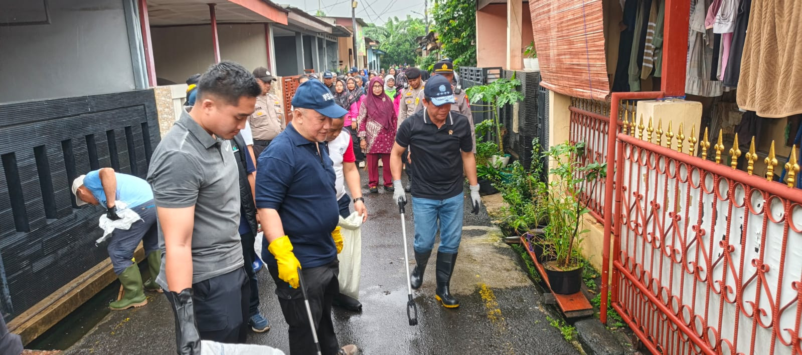 Menteri Lingkungan Hidup Pimpin Kerja Bhakti di Rorotan, Libatkan Ratusan Personel dan Warga