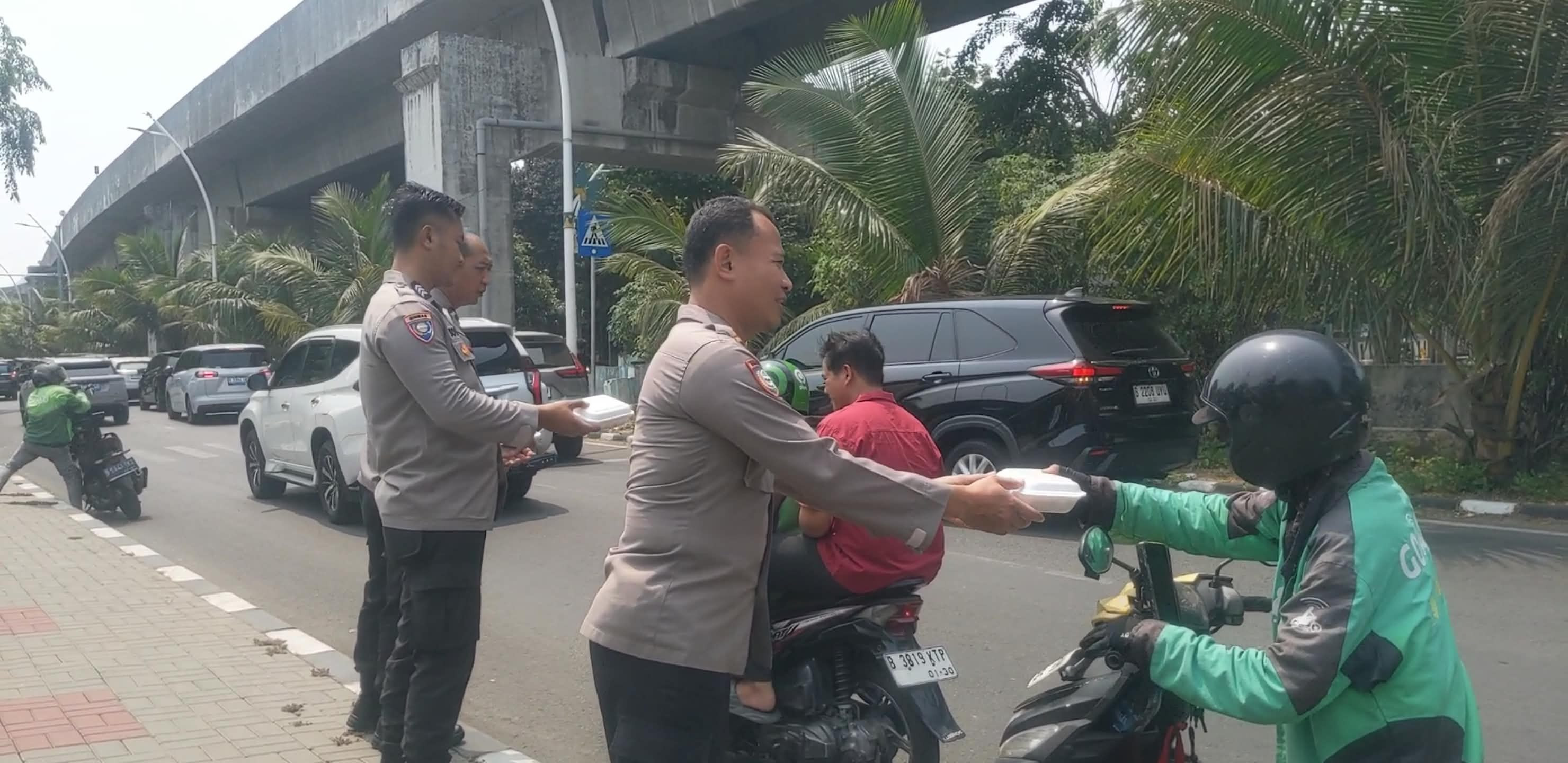 Jumat Peduli, Polsek Kelapa Gading Bagikan 50 Nasi Kotak kepada Ojol dan Warga