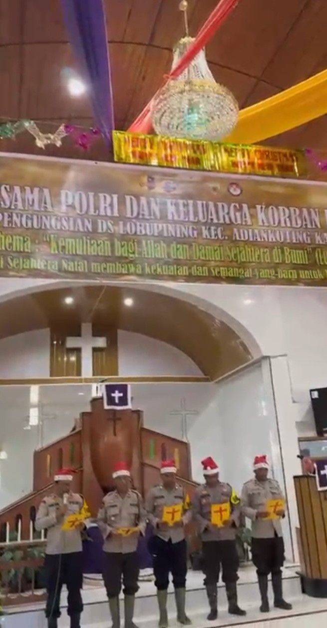 Rayakan Natal Bersama Warga Terdampak Bencana, Polri Hadir di Dua Gereja HKBP Tapanuli Utara