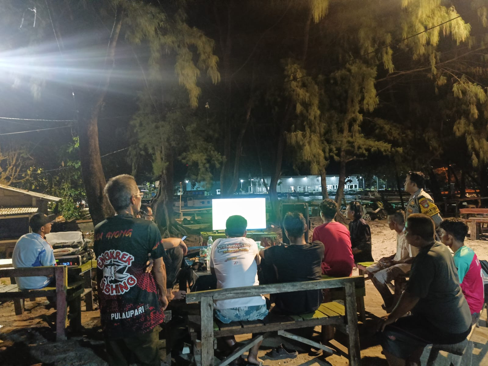 Nobar Piala Dunia 2026 di Pulau Pari, Polisi dan Warga Perkuat Kebersamaan Sambil Jaga Kamtibmas