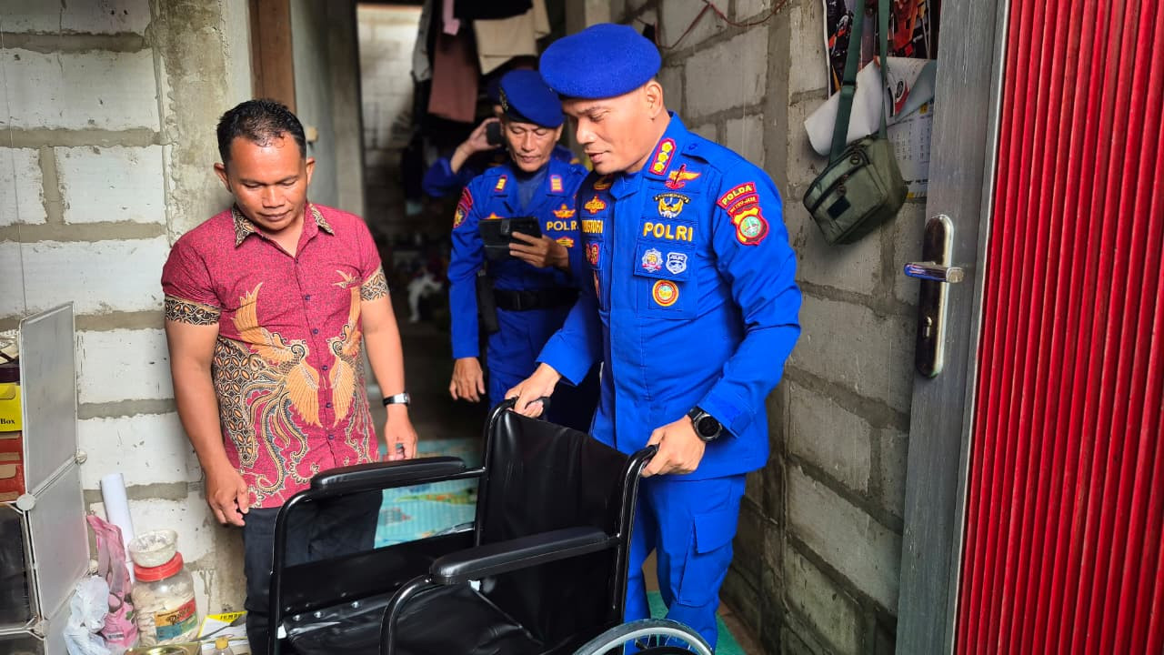 Direktorat Polairud Polda Metro Jaya Beri Kursi Roda untuk Warga Pesisir Penjaringan