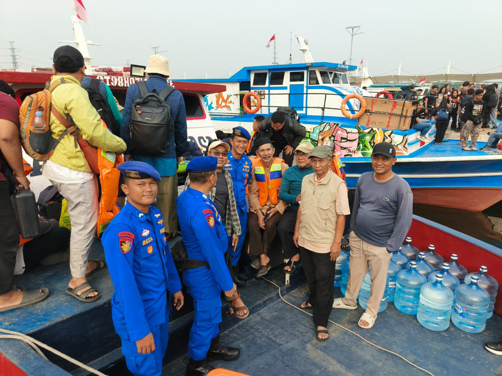 Satpolairud Polres Kepulauan Seribu Sosialisasikan Layanan 110 dan Jaga Laut Jakarta kepada Penumpang Kapal di Kali Adem