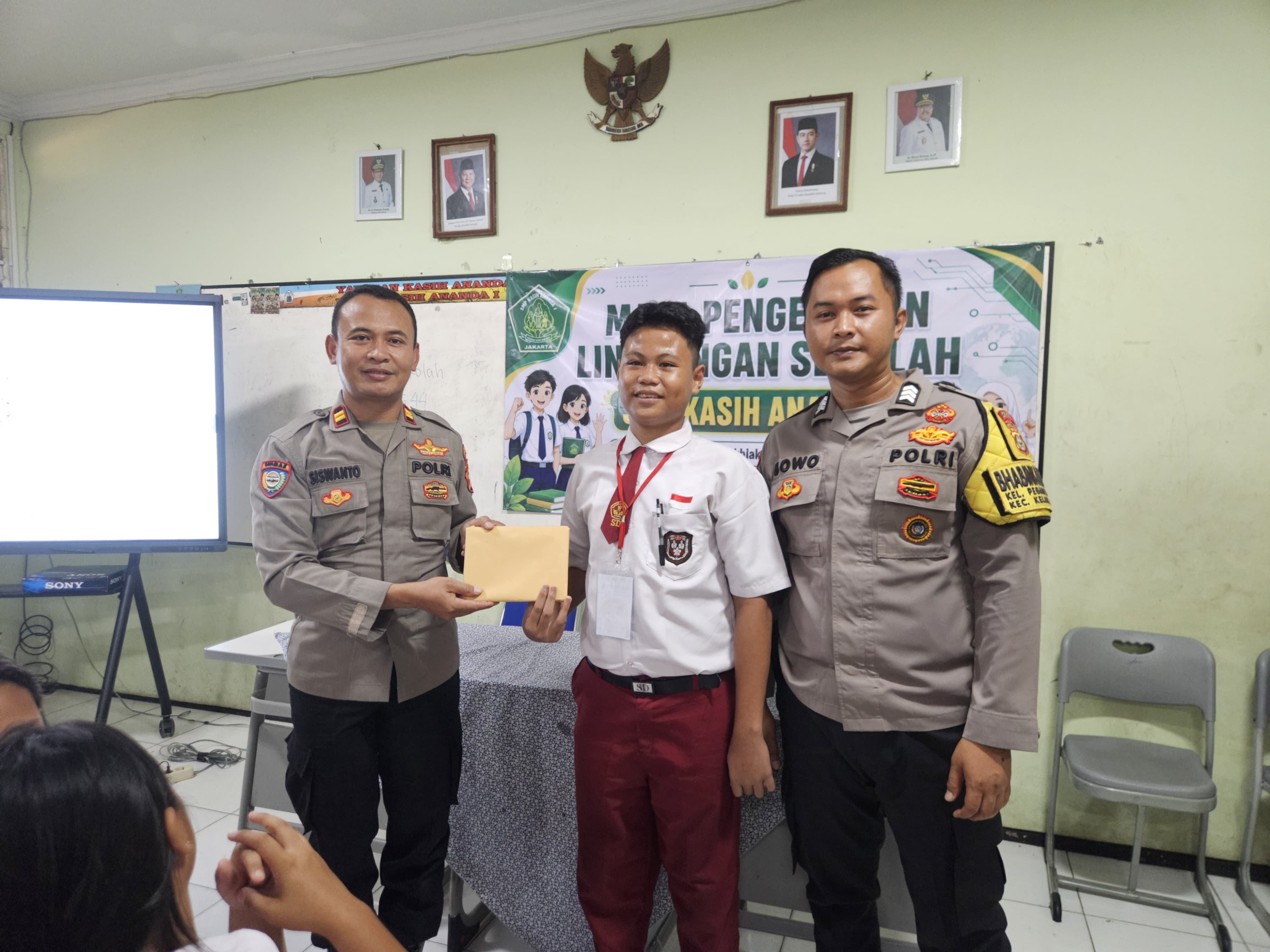 Polsek Kelapa Gading Berikan Edukasi Bahaya Narkoba kepada Siswa Baru SMP Kasih Ananda dalam Kegiatan MPLS