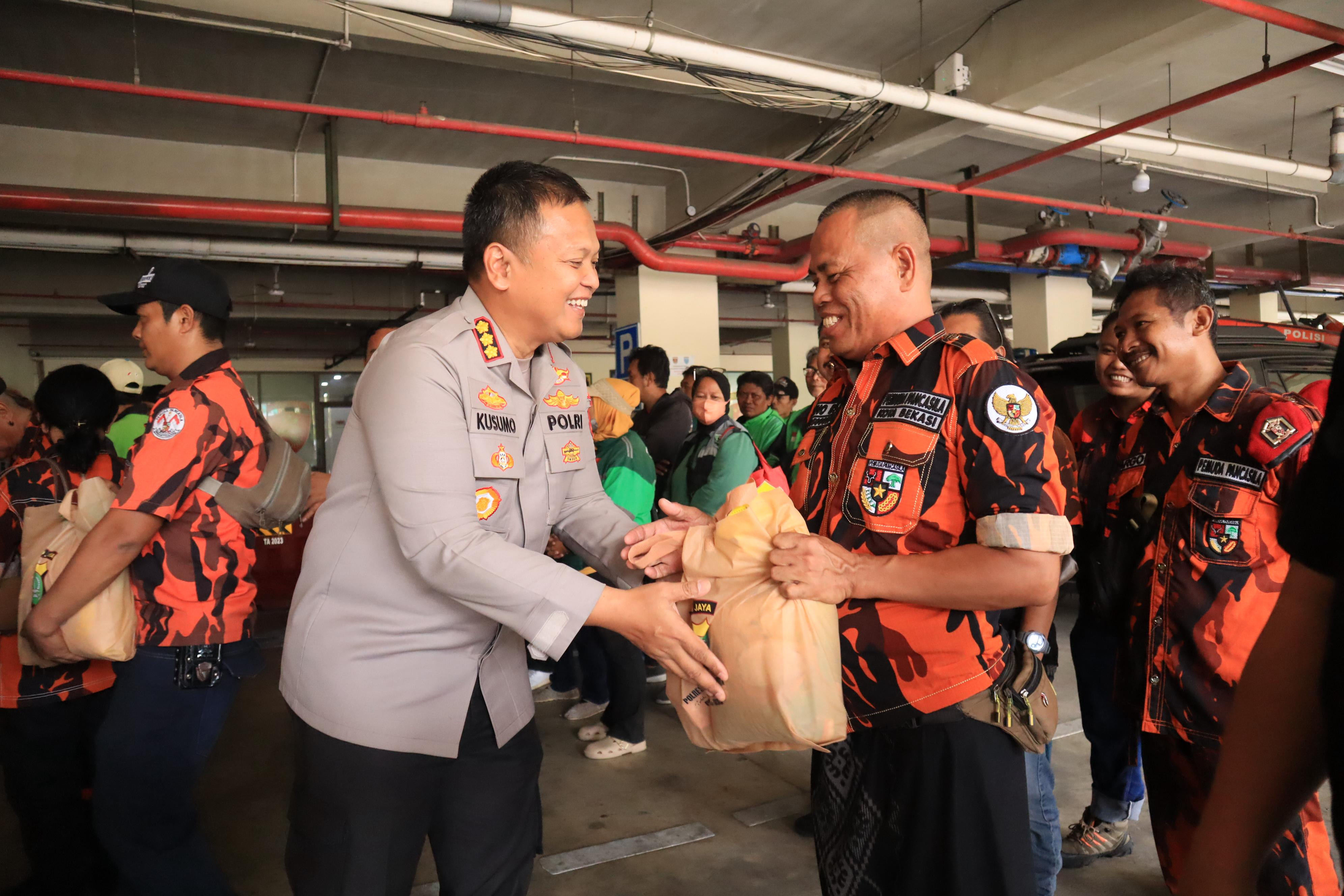 Kapolres Metro Bekasi Kota Gelar Jumat Berkah Bagikan Sembako untuk Ormas dan Ojol