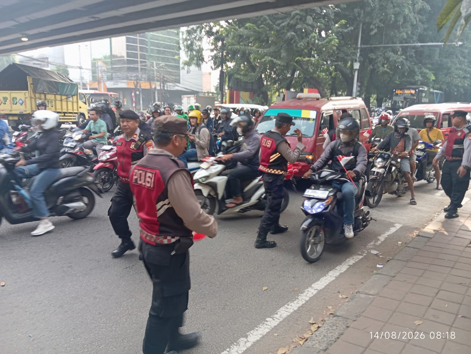 Polsek Metro Penjaringan Bagikan 200 Bendera Merah Putih kepada Pengguna Jalan Sambut HUT RI ke-81