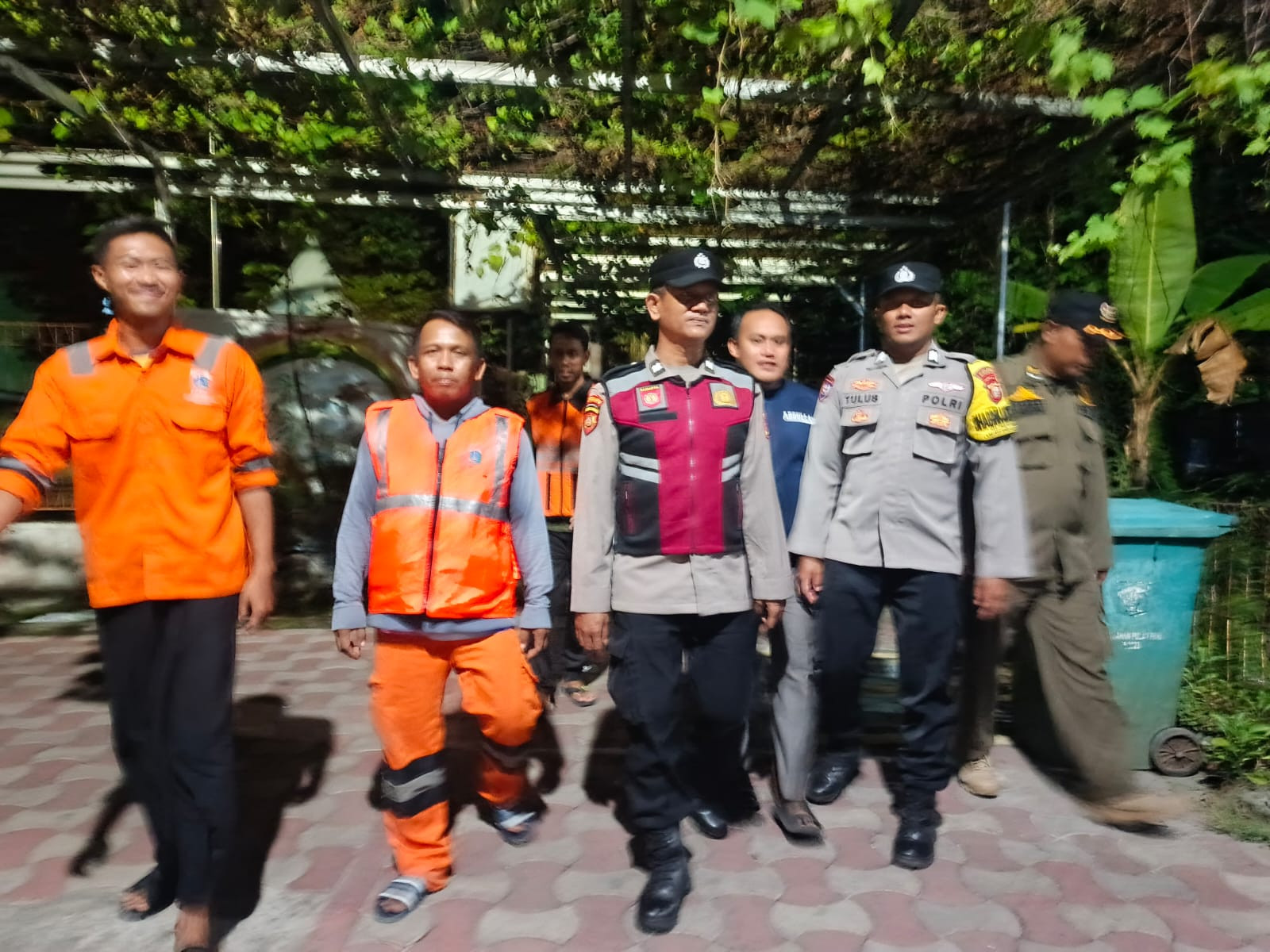 Patroli Malam Gabungan, Polsek Kepulauan Seribu Selatan Intensifkan Sosialisasi Layanan 110 dan Barcode Pengaduan