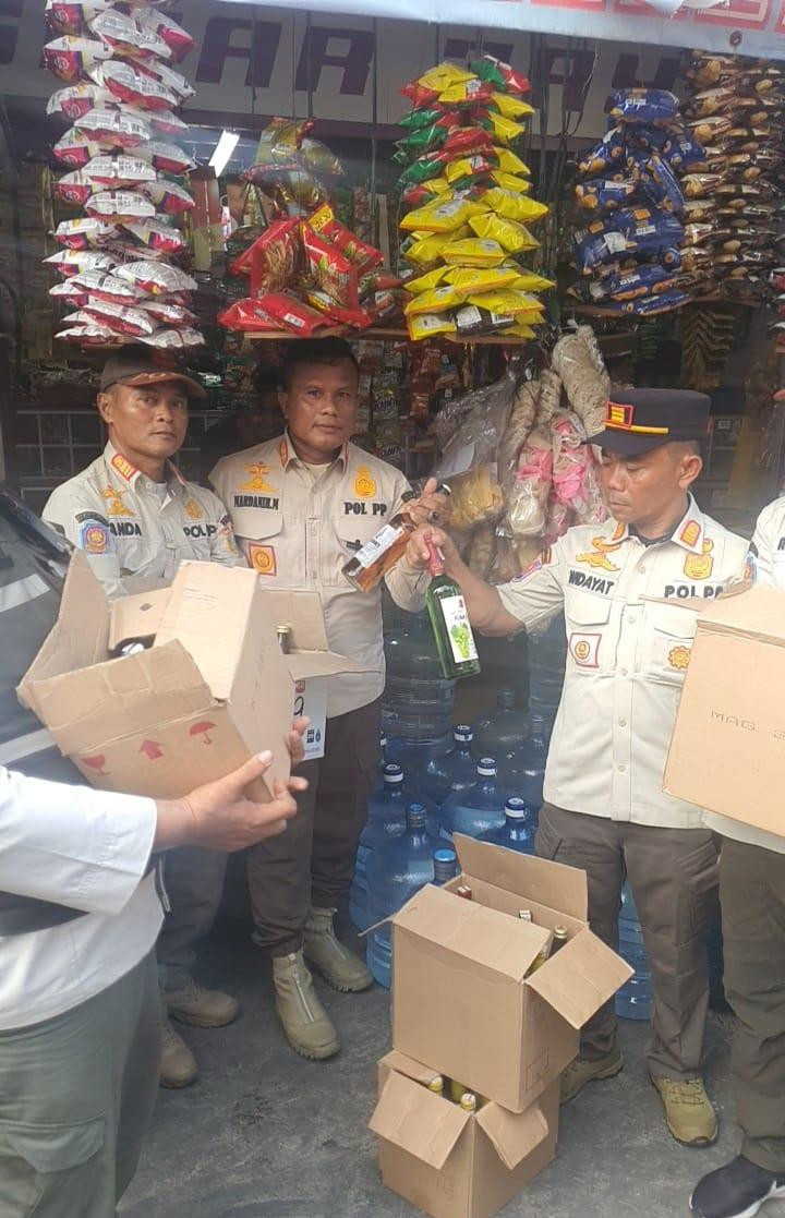 Satpol PP Kecamatan Tanjung Priok Tertibkan Peredaran Miras, 45 Botol Diamankan
