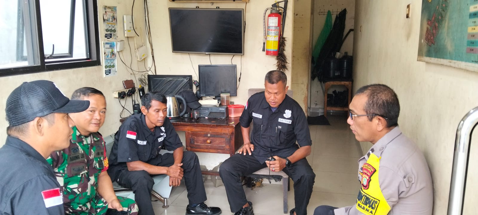 Sinergitas TNI–Polri Laksanakan Patroli dan Sambang Pos Security Perumahan PMI Jatiwarna