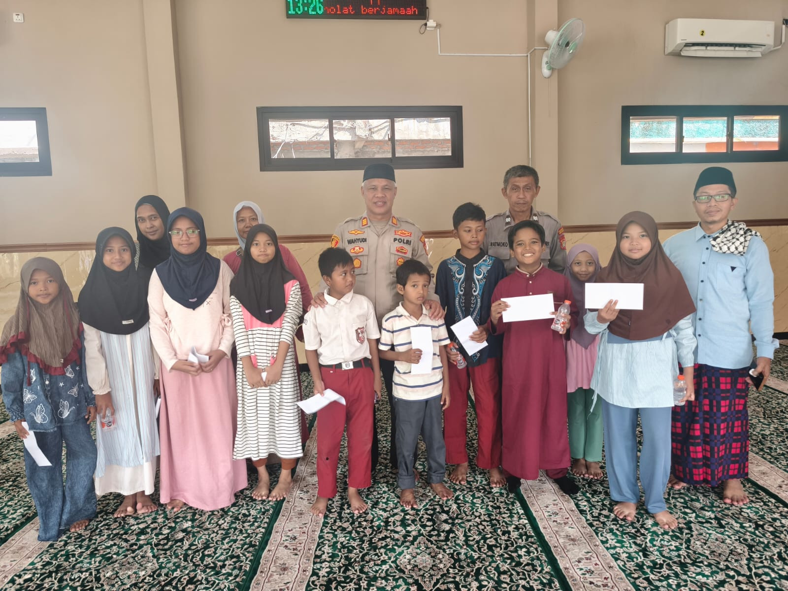 Kapolsek Bekasi Barat Hadirkan Kepedulian Nyata bagi Anak Yatim di Kotabaru