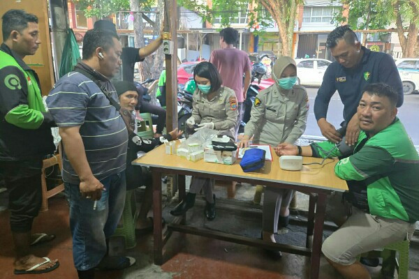 Semarak Hari Bhayangkara ke-79, Biddokkes Polda Sulut Gelar Pemeriksaan Kesehatan Gratis bagi Pengemudi Ojol