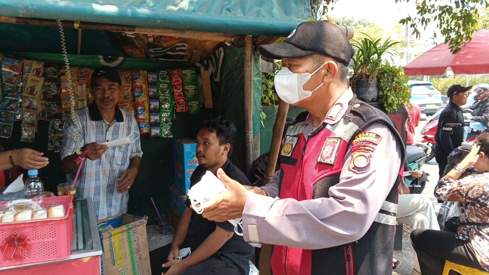 Pembagian Masker, Polsek Pademangan Peduli Kesehatan Warga di Tengah Paparan Abu Vulkanik