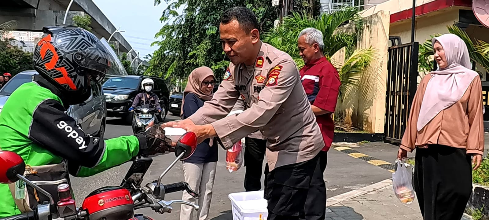 Polsek Kelapa Gading Gelar Jumat Peduli, Bagikan 50 Nasi Kotak untuk Ojol dan Warga