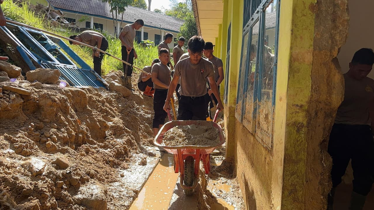 Brimob Polda Sumut Bersihkan Lumpur di SMP Negeri 2 Pandan Nauli Pascabencana