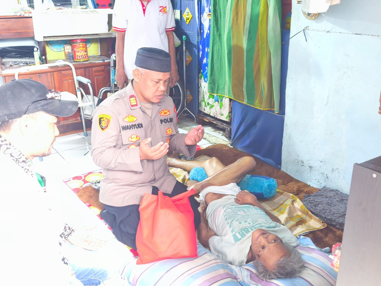 Kapolsek Bekasi Barat Jenguk Warga Lansia Sakit, Wujud Kepedulian Polri