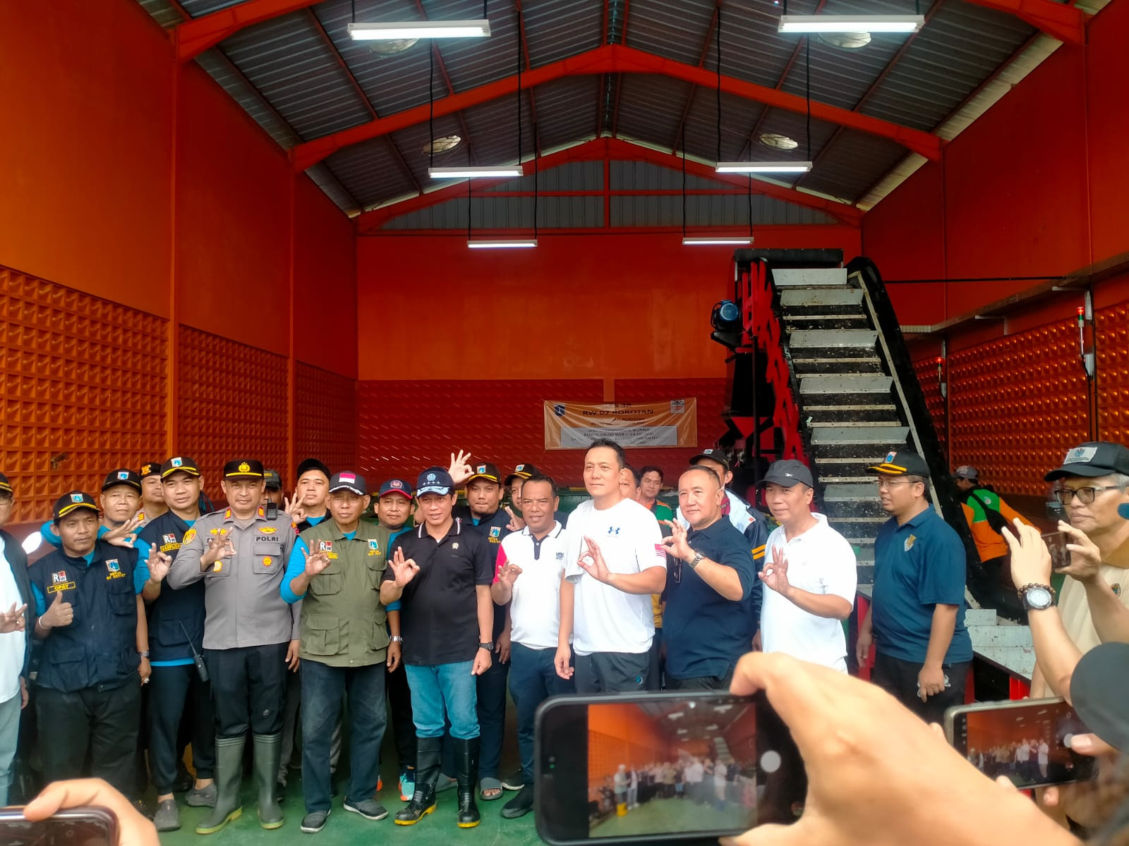 Menteri Lingkungan Hidup Pimpin Apel Kerja Bhakti di Rorotan, Dorong Asrama Polri Jadi Contoh Hunian Ramah Lingkungan