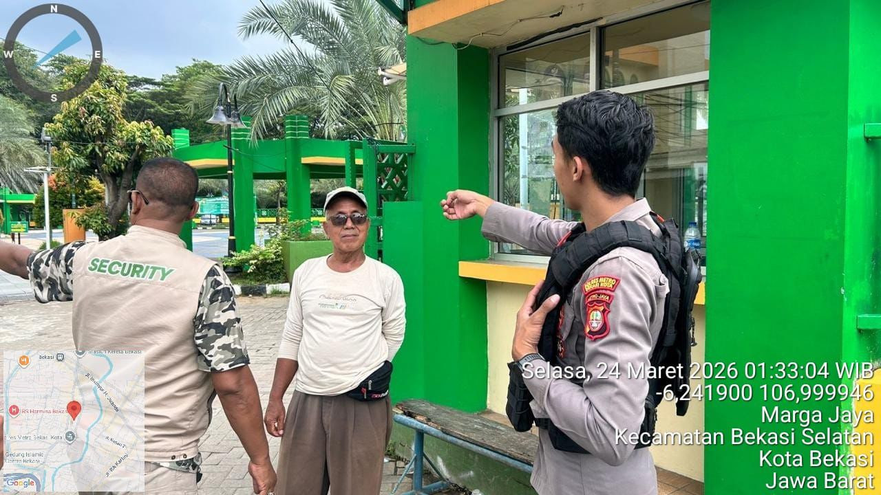 Tim Perintis Presisi Polres Metro Bekasi Kota Patroli Jalan Kaki di Alun-Alun, Ingatkan Warga Waspada Pecah Kaca hingga Hipnotis