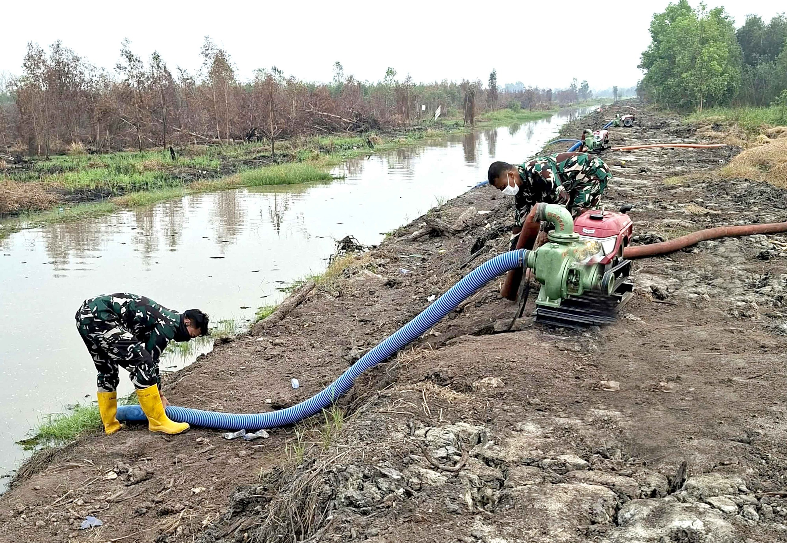 Pastikan Pasokan Air Tetap Siaga, Satgas Pam Irigasi Embung Jokowi Lanud Sjamsudin Noor Rawat Kesiapan Pompa Untuk Penanganan Karhutla