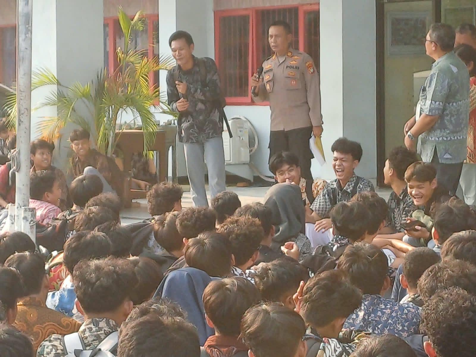 Polsek Bekasi Barat Edukasi Siswa SMK Yadika 9 tentang UU ITE, Ajak Pelajar Bijak Bermedia Sosial