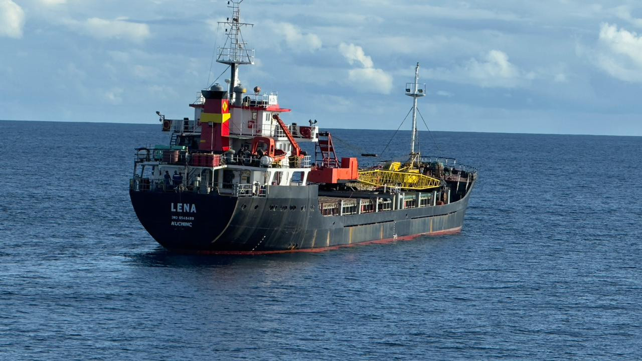 Bakamla RI Berhasil Bantu MV Lena Alami Kerusakan Kemudi di Laut Natuna Utara