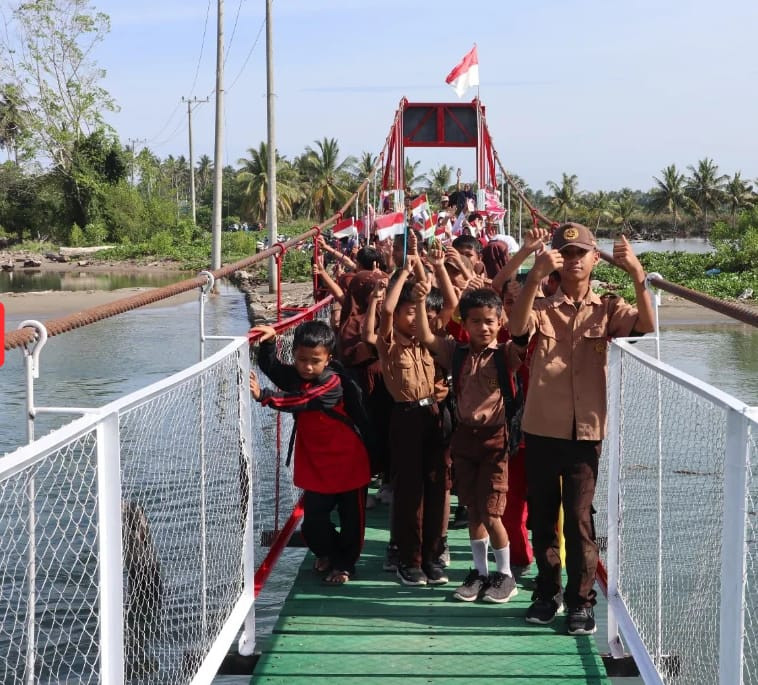 Jembatan Gantung Garuda Sungai Paniki Resmi Digunakan, Warga Desa Bonda: Terima Kasih Presiden!