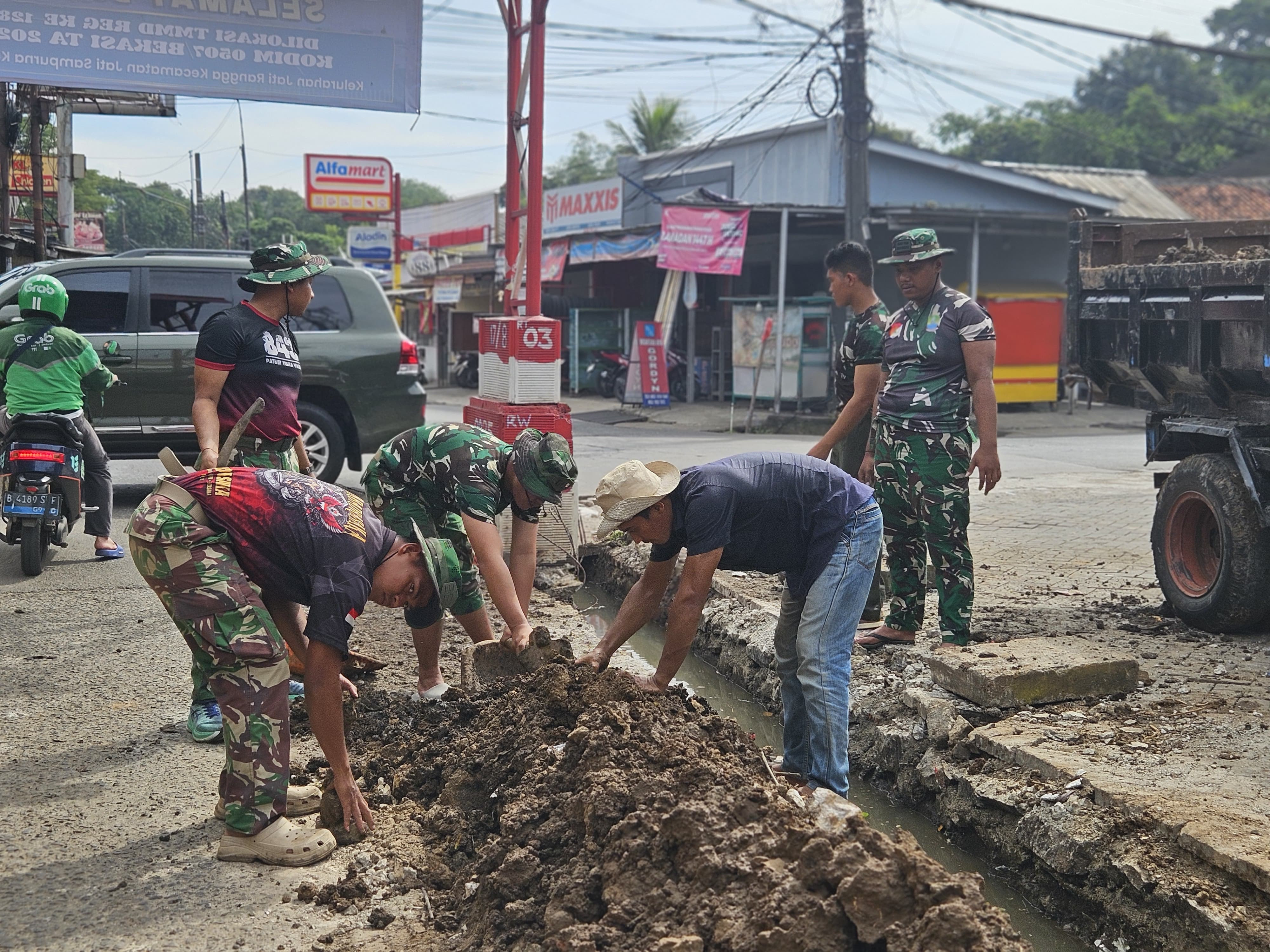 Akhirnya Bebas Genangan! Jalan Simin Gaer Bekasi 'Bangkit' Lewat Sentuhan TMMD 128