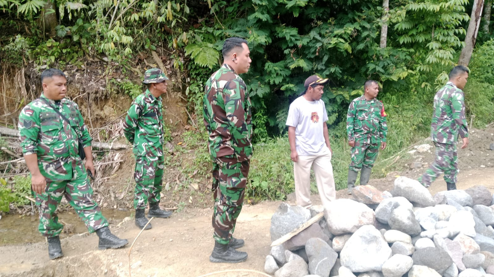 Dandim 0205/Tanah Karo Letkol Inf Robert Panjaitan, Tinjau Langsung Progres Pembangunan Jembatan Merah Putih