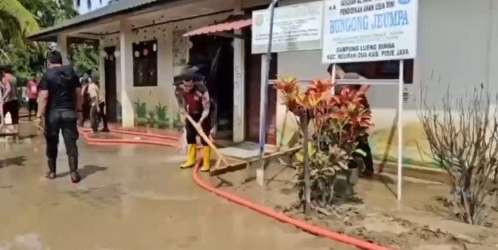 Polres Pidie Jaya Bersama Warga Gotong Royong Percepat Pemulihan Pascabanjir