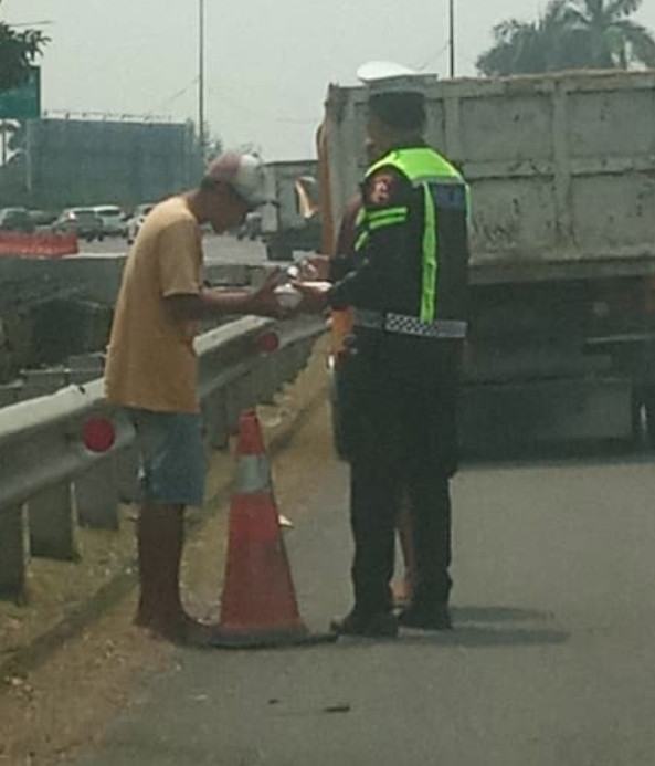 Jumat Berkah, Personel PJR BSD Bagikan Nasi Kotak kepada Sopir Truk yang Alami Kendaraan Rusak