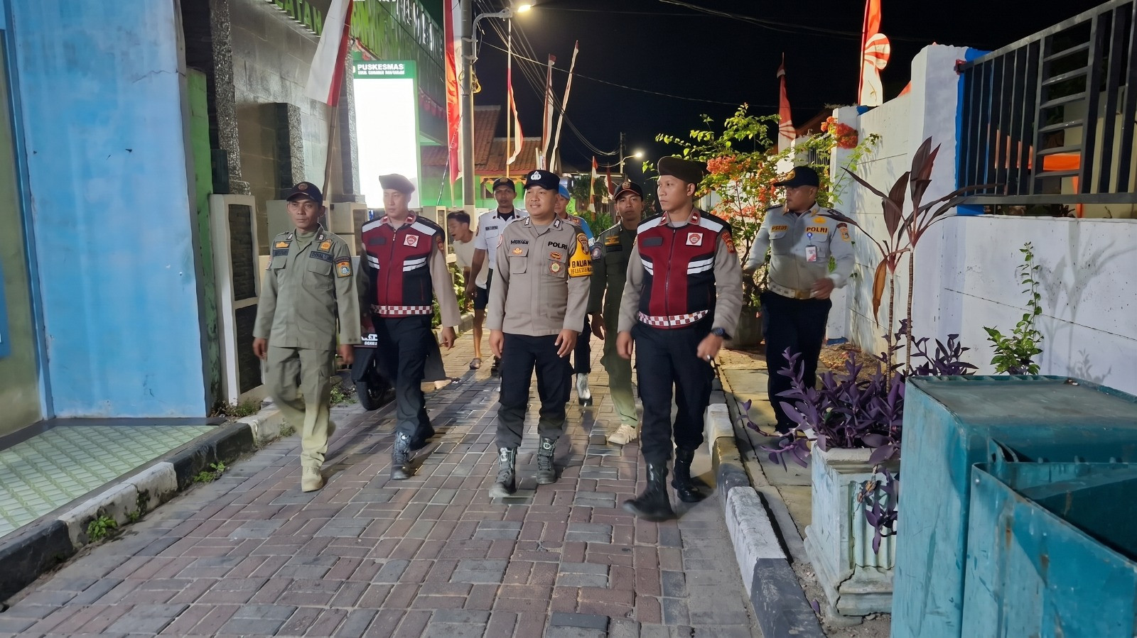 Polsek Kepulauan Seribu Selatan Patroli Malam Sosialisasikan Layanan Polisi 110, Ajak Warga Bijak Saring Informasi dan Hindari Hoaks