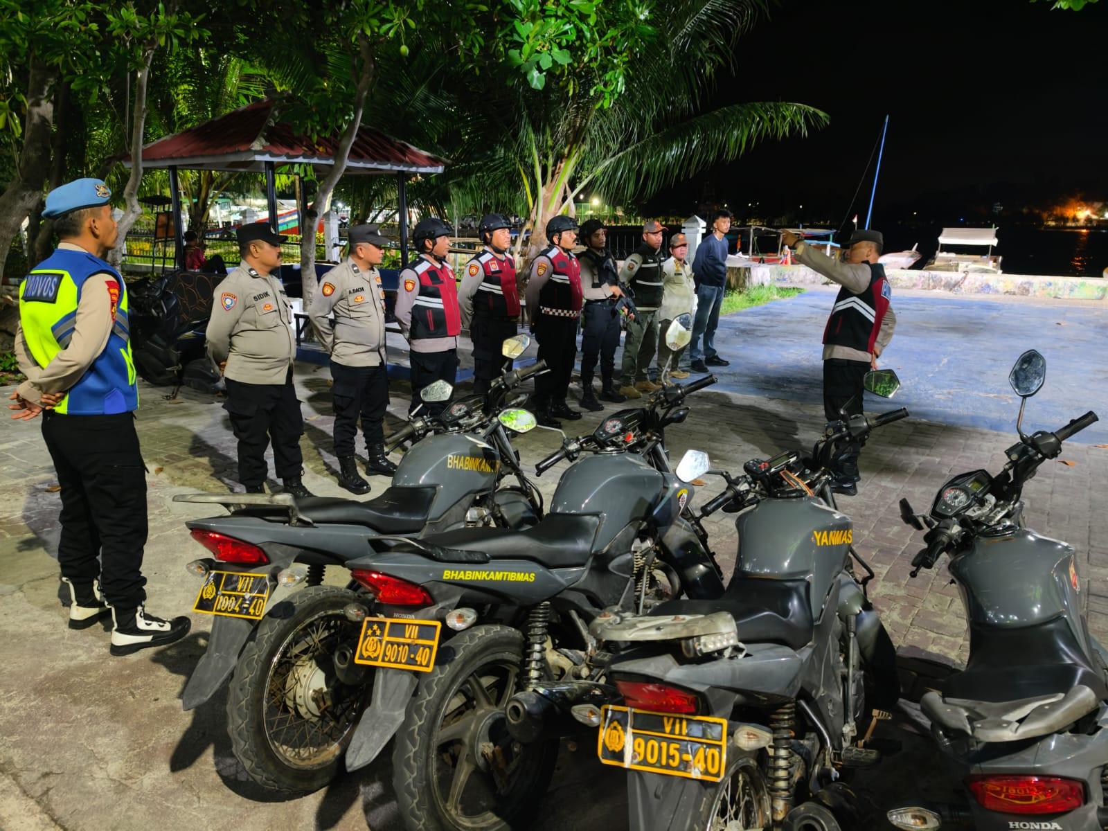 TNI-Polri Bersama Satpol PP dan Potmas Gelar Patroli Malam dan Sosialisasi Layanan 110 Antisipasi Tawuran serta 3C di Kepulauan Seribu Utara