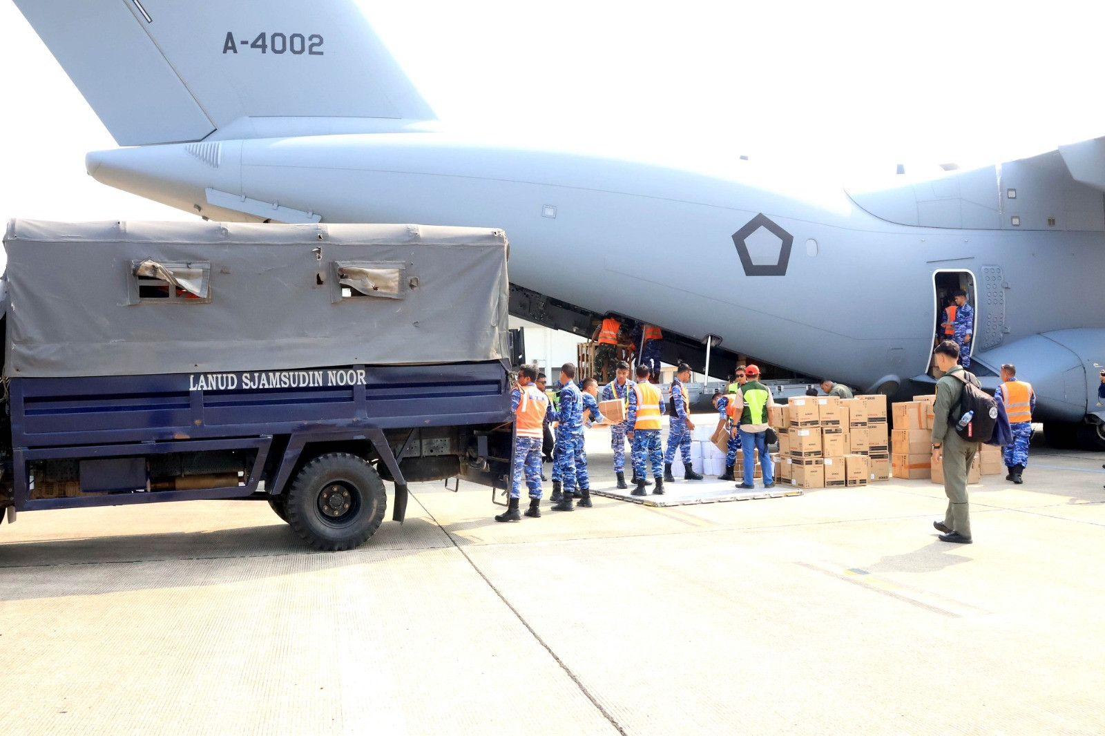 Mendukung Penuh Penanganan Karhutla, TNI AU Terbangkan A-400M Bawa Bantuan Presiden RI Yang Dikirim oleh Kemhan-Kementan
