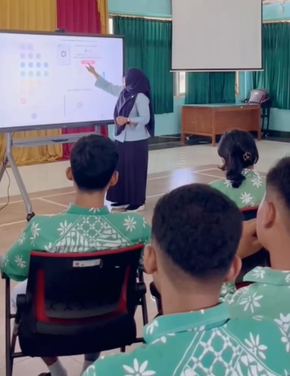 Belajar Kimia Tak Lagi Biasa, Papan Interaktif Program Prabowo Hidupkan Mimpi Anak Sleman