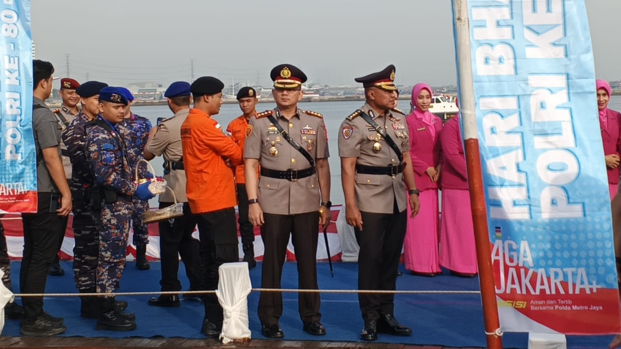 Peringati Hari Bhayangkara ke-80, Jajaran Polda Metro Jaya Tabur Bunga di Laut dan Salurkan 300 Paket Sembako