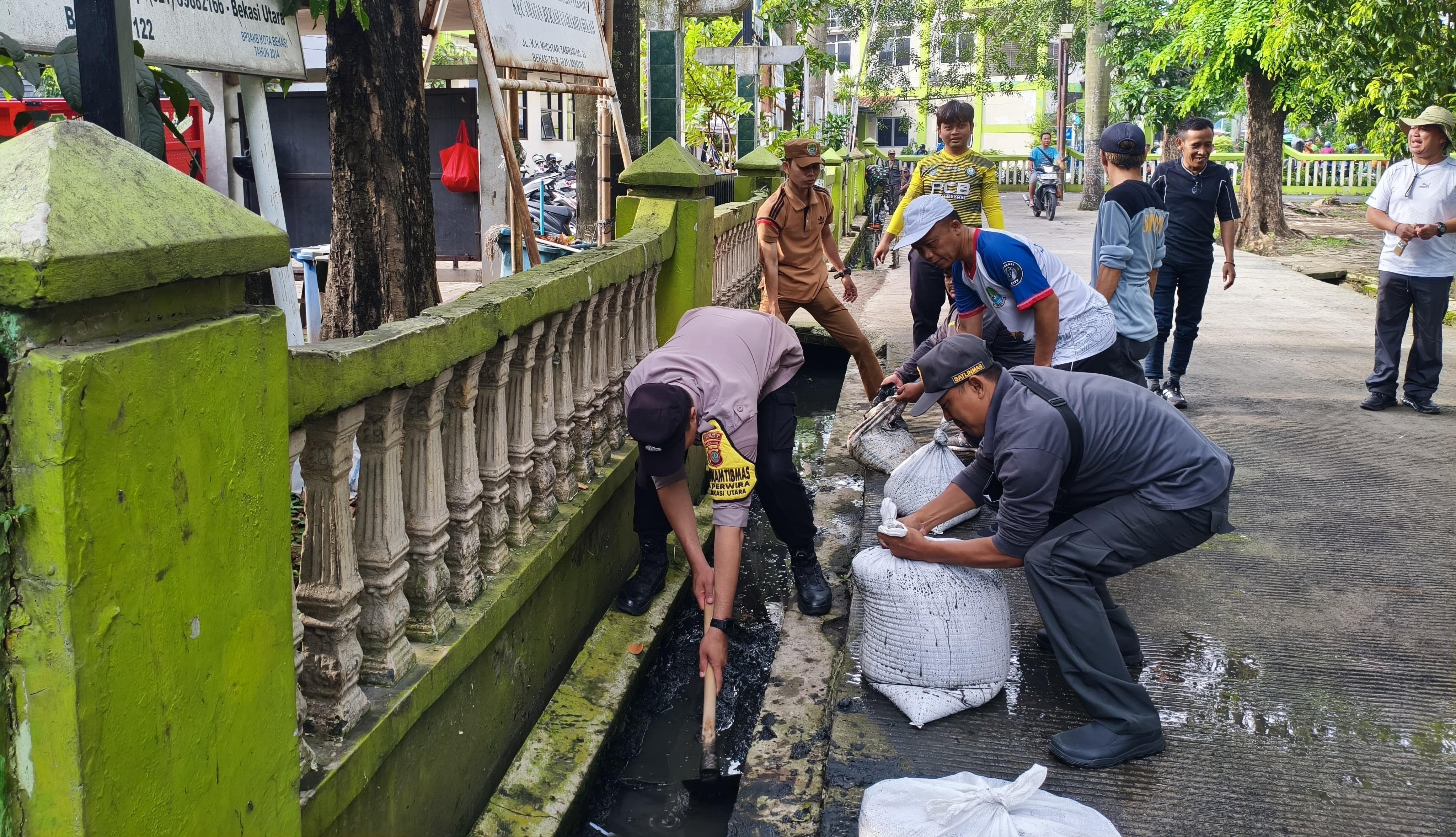 Peringati Hari Peduli Sampah Nasional 2026, Polisi hingga Lurah   Kompak Bersihkan Saluran Air