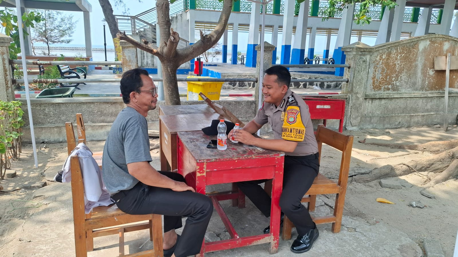 Bhabinkamtibmas Pulau Tidung Sosialisasikan Layanan Polisi 110, Perkuat Sinergi dengan Warga
