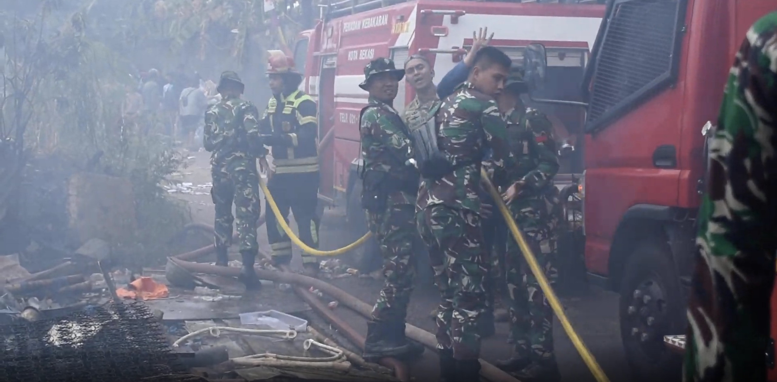 Prajurit Yonif PIK 202/TM Sigap Bantu Padamkan Kebakaran di Rawalumbu, Bekasi