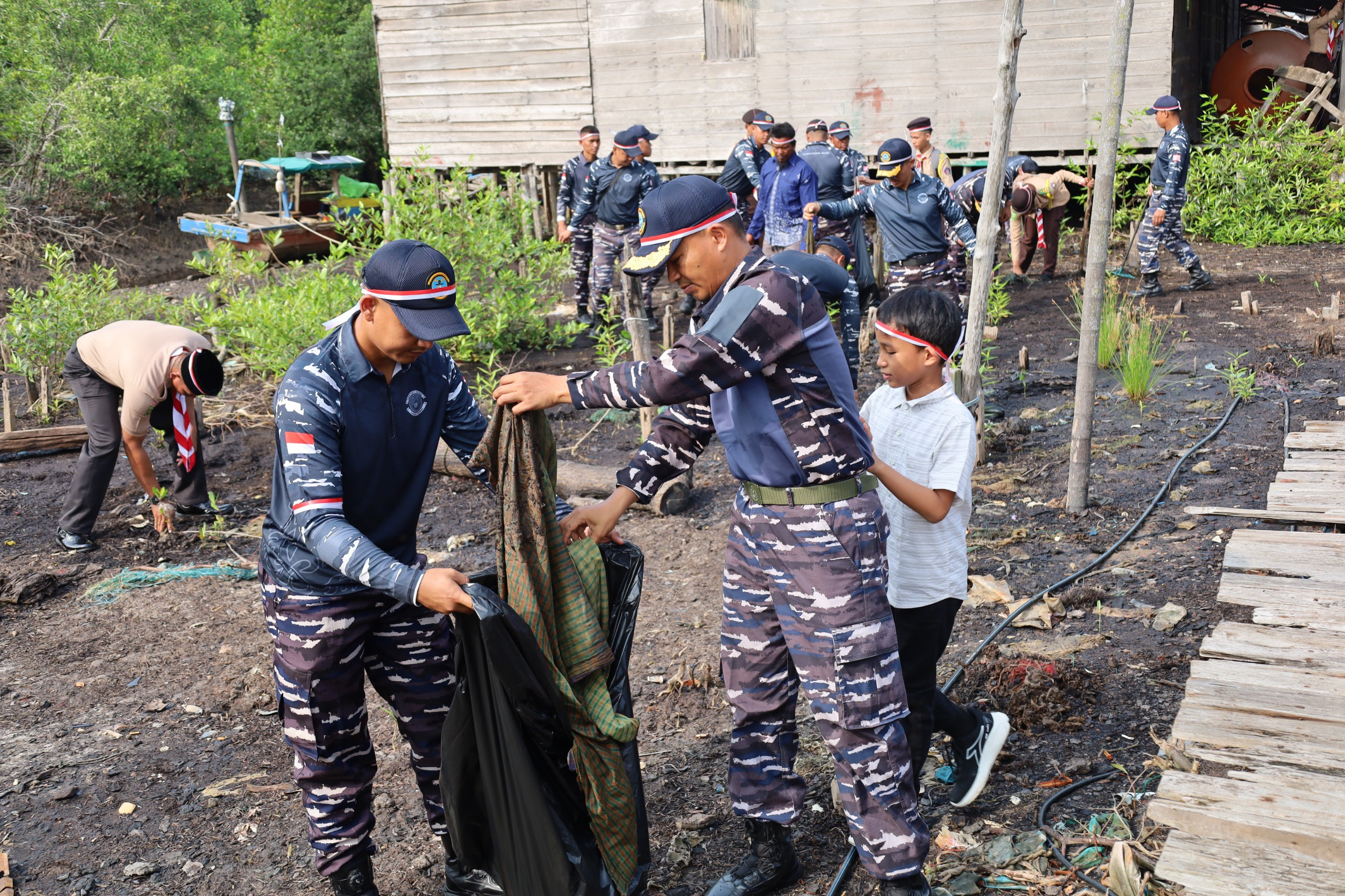 Hadirkan Semangat Pengabdian di Kampung Nelayan, Danlanal Dumai Pimpin Aksi Bakti Sosial dan Bersih Pantai